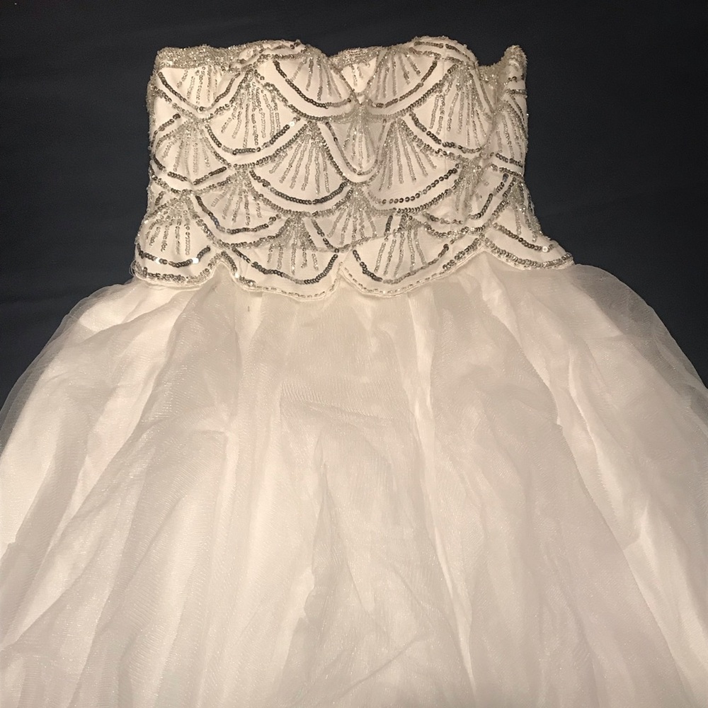 Basix Black Label white Sweetheart Top